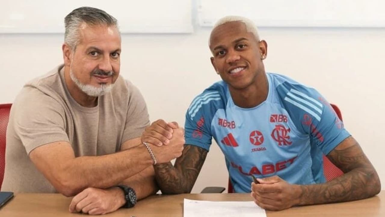 Flamengo ajusta contrato e eleva salário de promessa da base.
