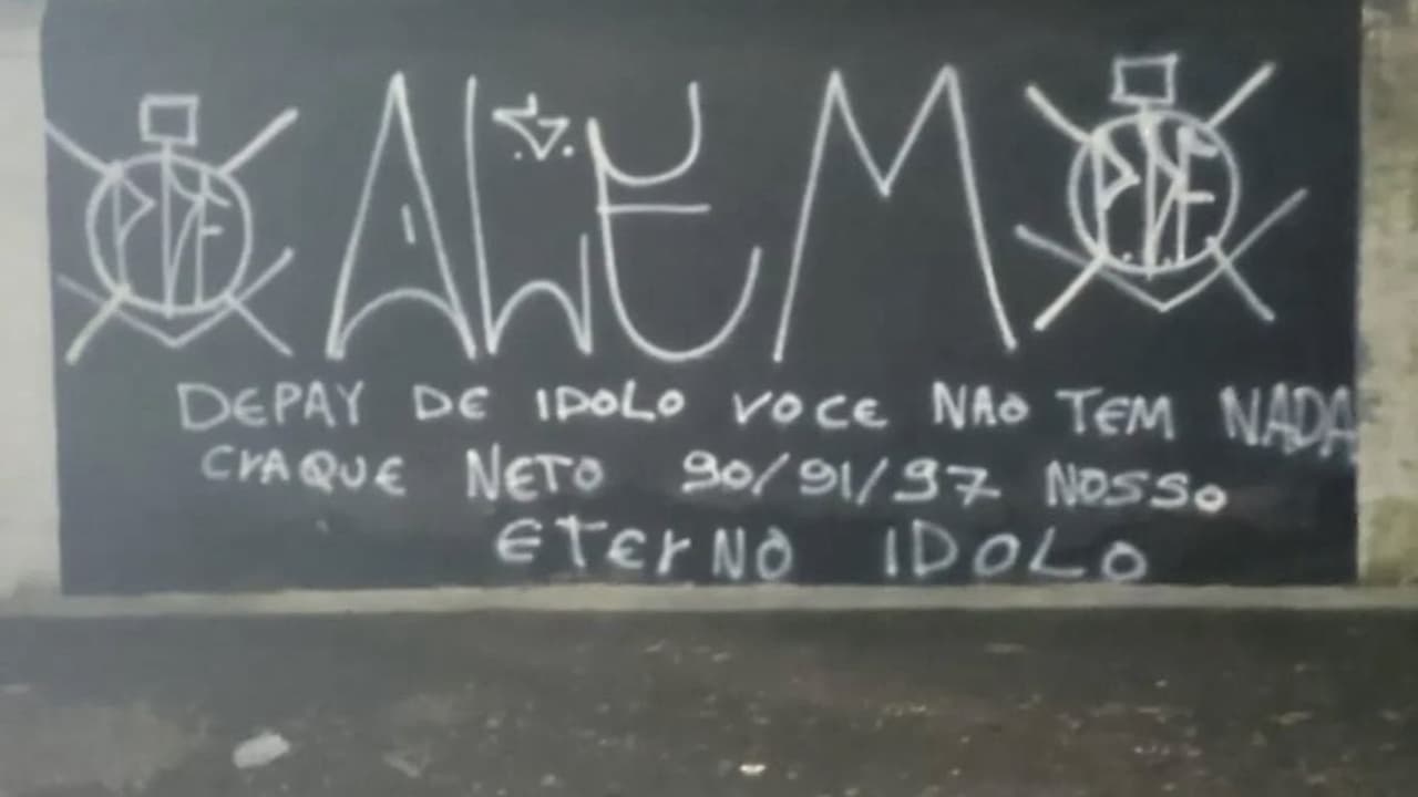 Pichação na Sede do Corinthians e Recado da Torcida para Memphis