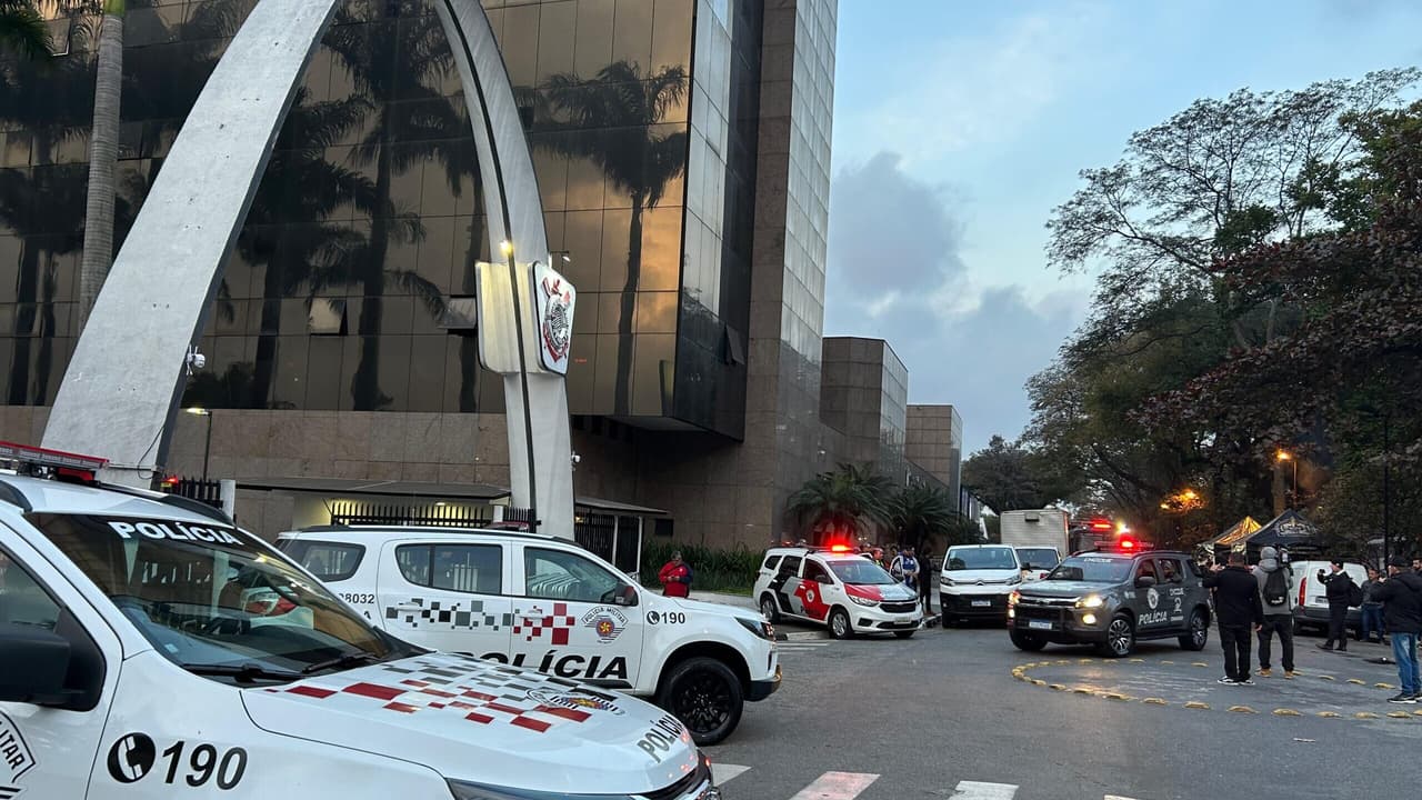 Protesto no Corinthians começa com clima tenso e churrasco