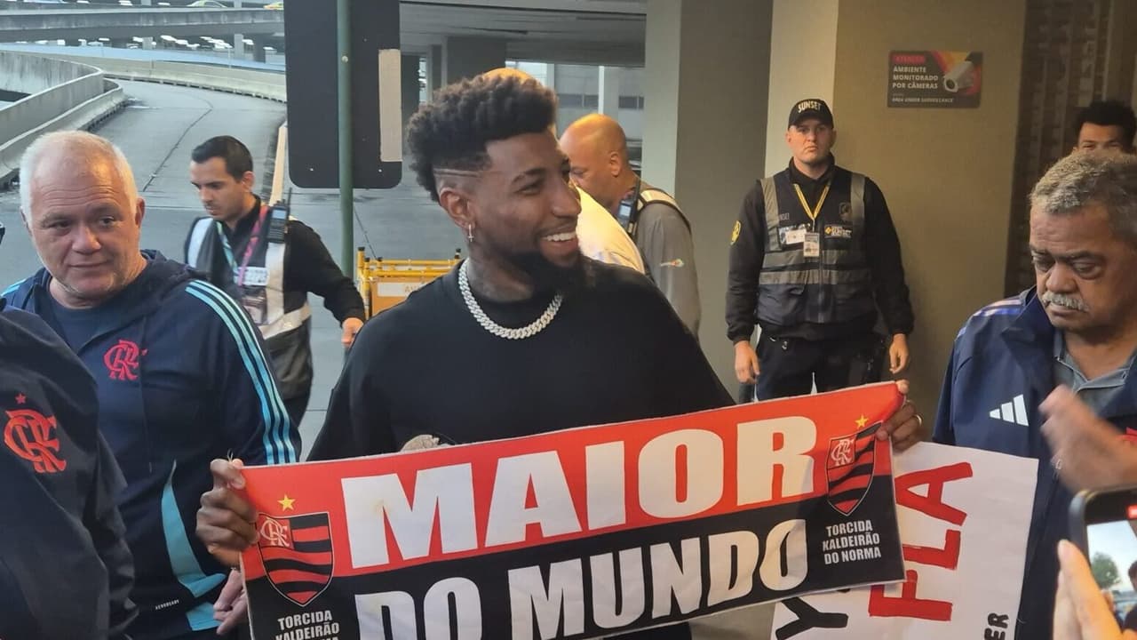 Emerson Royal desembarca no Rio para assinar com o Flamengo