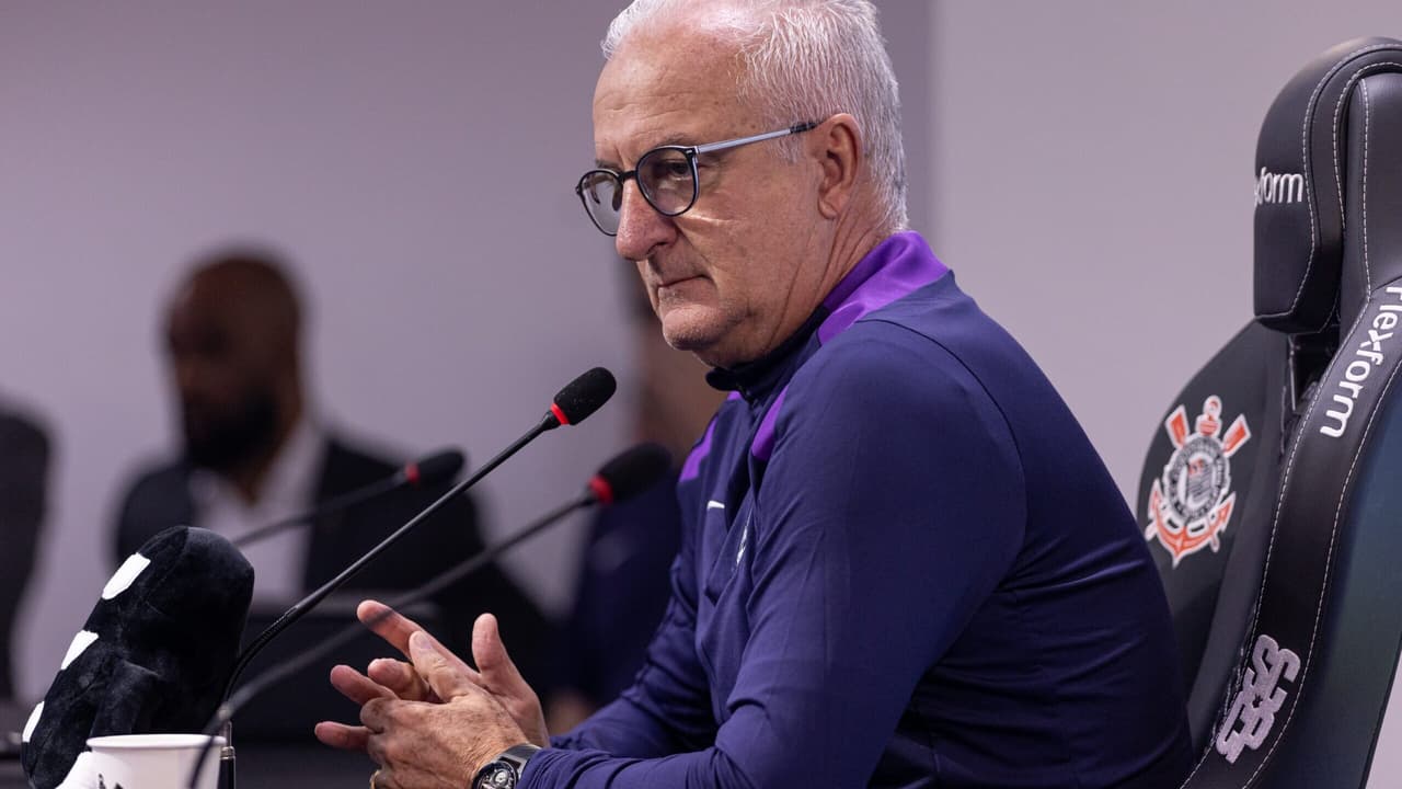 Dorival explica troca de Depay e manda recado ao elenco no futebol.