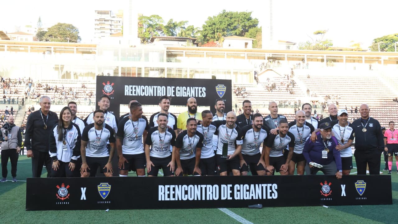 Ex-jogadores do Corinthians relembram final da Libertadores em preleção com Tite.