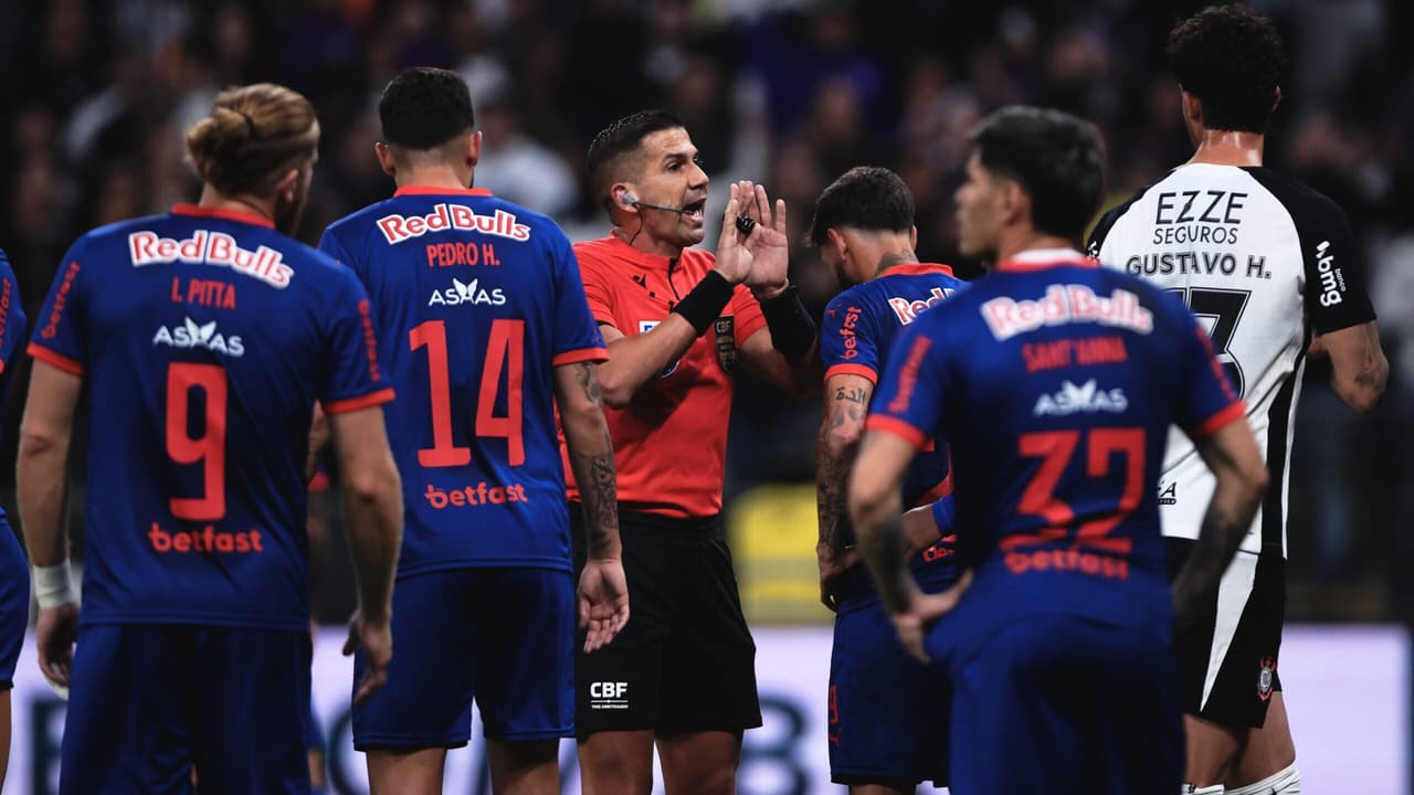 Polêmico pênalti em Corinthians x RB Bragantino gera reprovação de jornalistas esportivos.