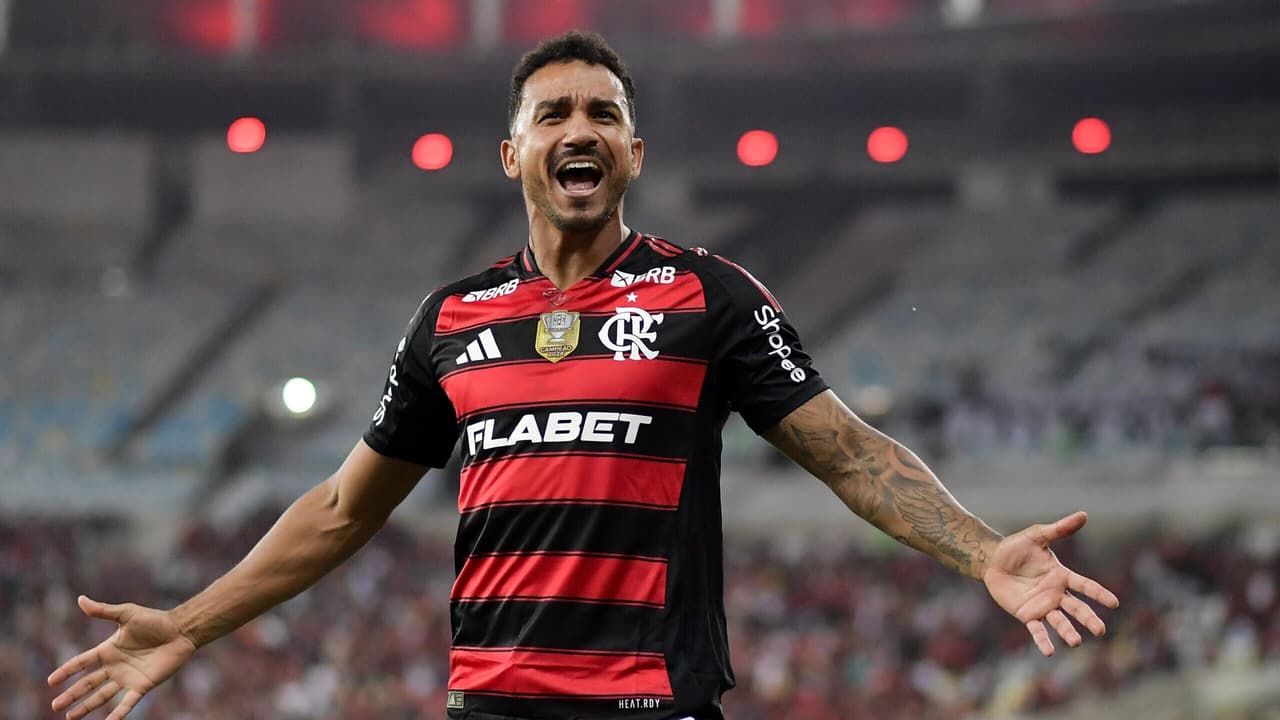 Danilo mantém invencibilidade no Flamengo ao enfrentar o Santos na Vila Belmiro.
