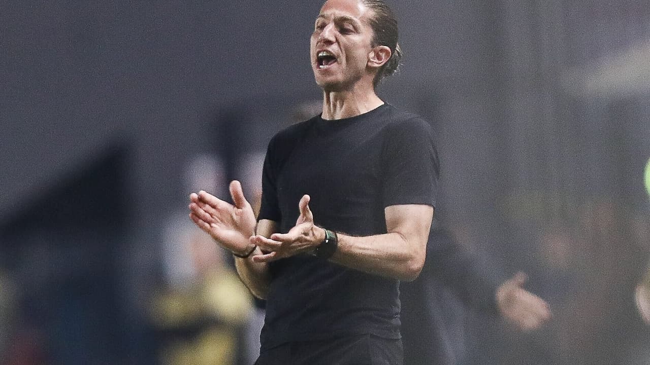 Victor Hugo realiza treino após retorno ao Flamengo, integrando novamente elenco.