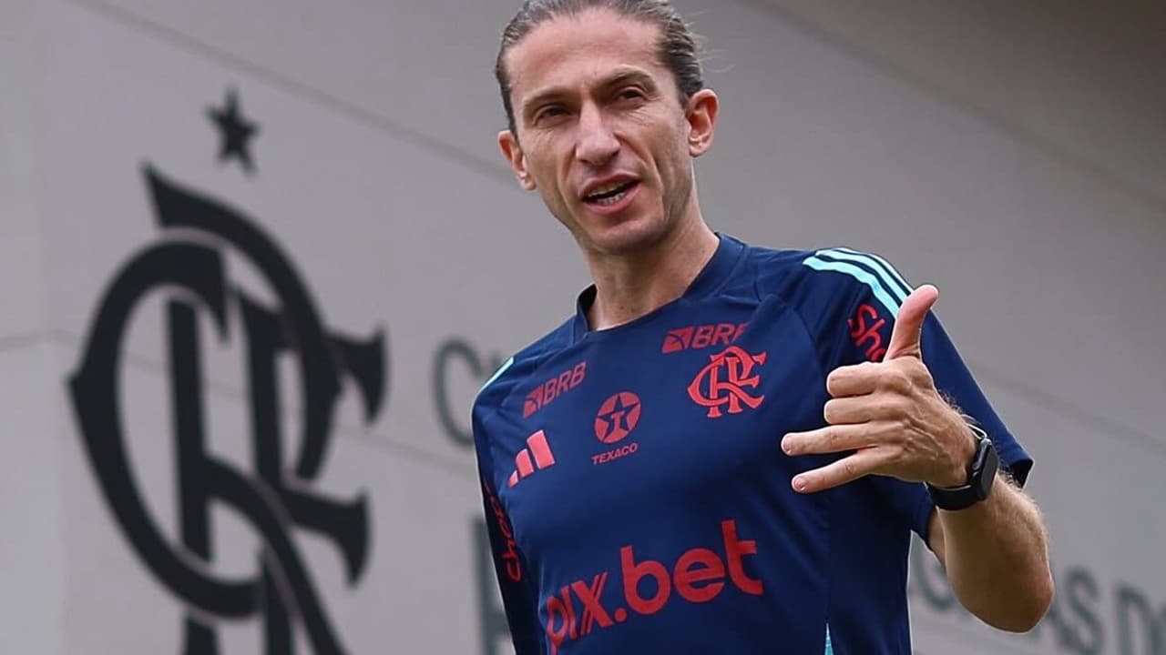 Diretor do Bayer tenta contratar Filipe Luís, do Flamengo, revela interesse no jogador.