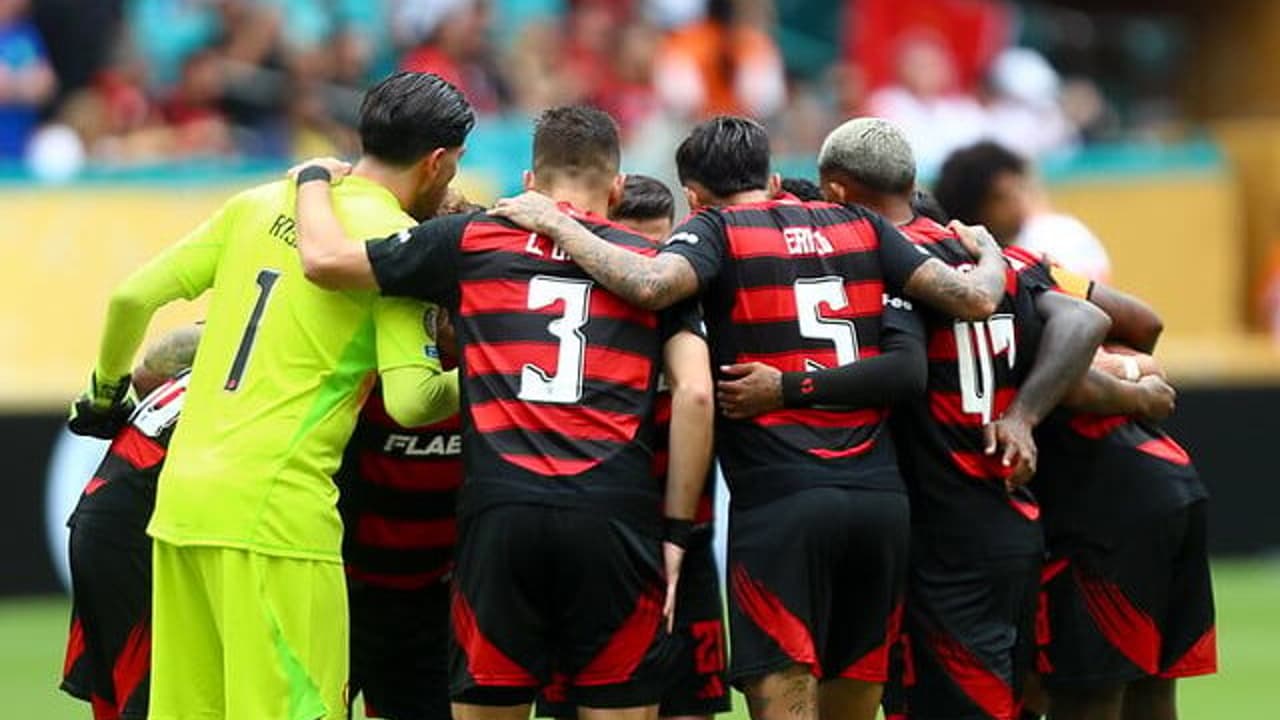 Flamengo inicia partida contra São Paulo com desfalque de titular.