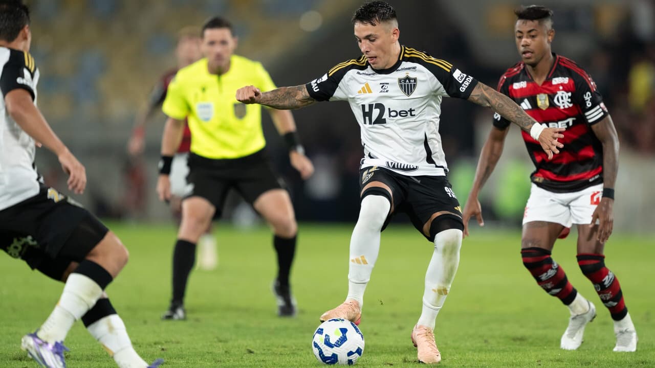 Jornalistas solicitam cartão vermelho em lance controverso durante Flamengo x Atlético.