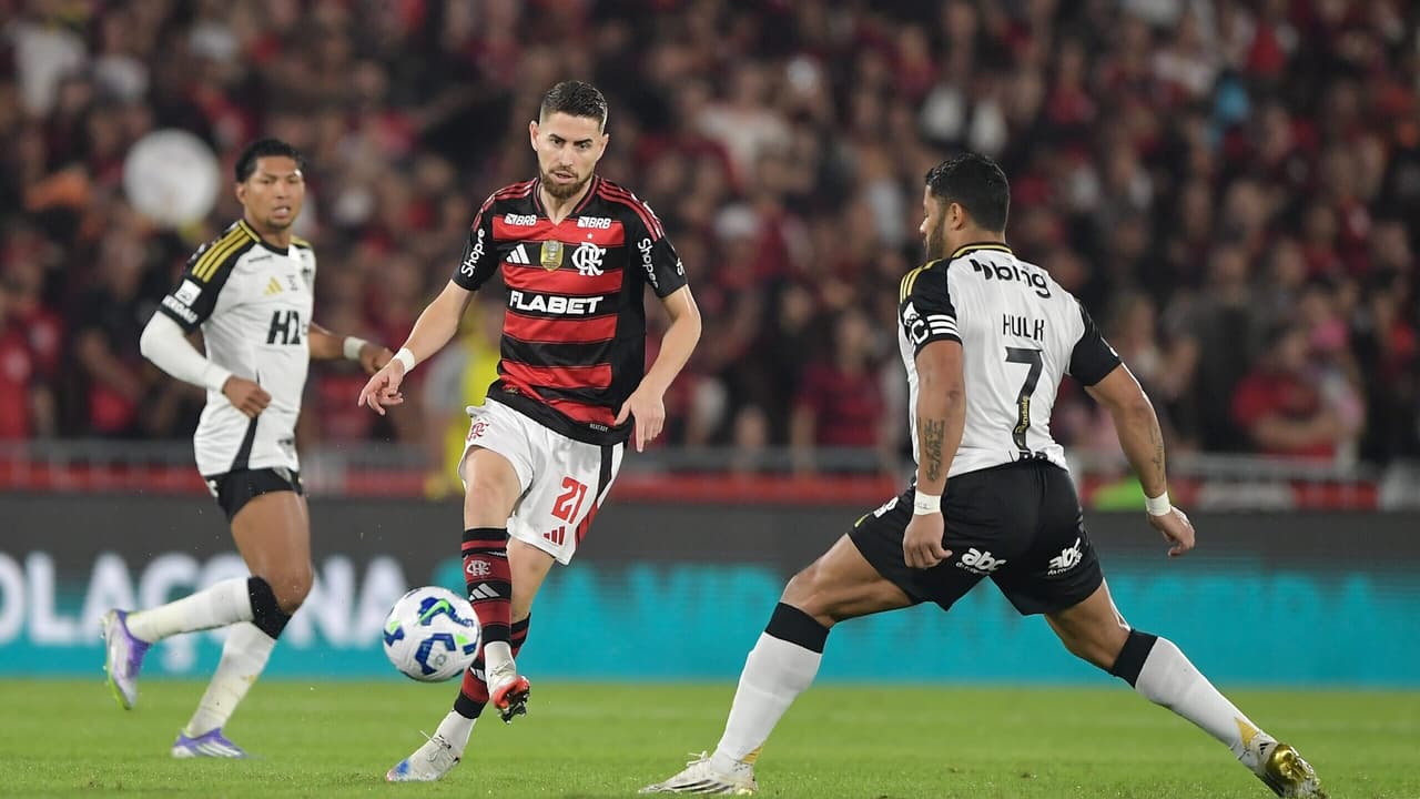 Flamengo supera Atlético-MG e assume topo do Brasileirão.