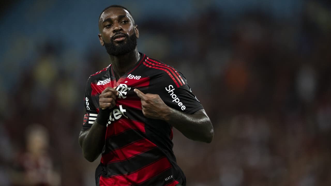 Apresentação de Gerson no Zenit surpreende com camisa inusitada e ex-Flamengo.