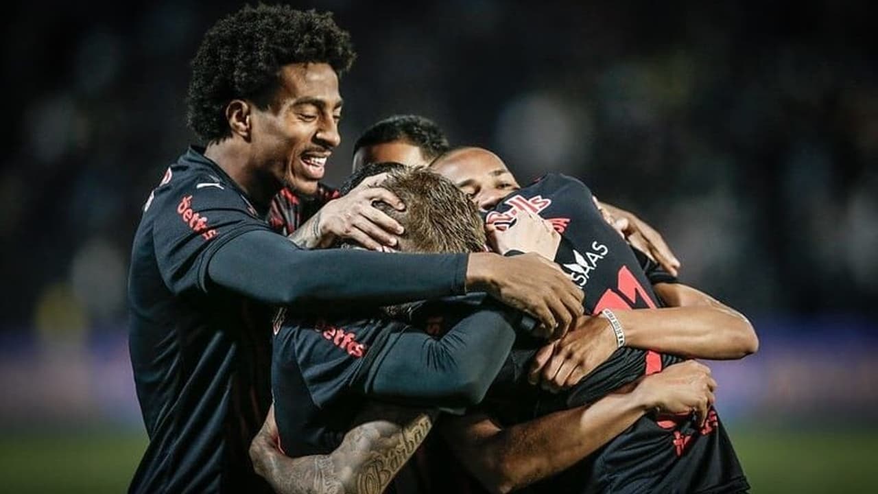 Bragantino executa jogada rápida inspirada em Messi e Neymar para marcar, surpreendendo Flamengo