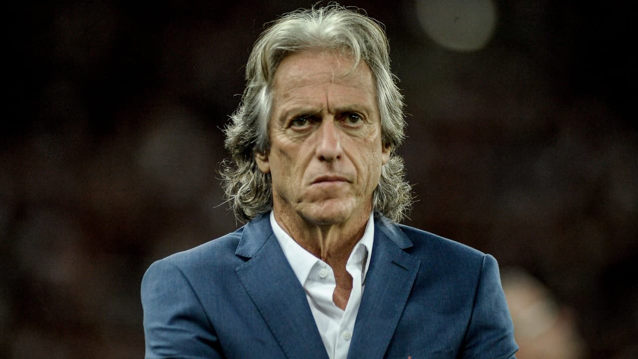 Jorge Jesus aciona Flamengo na Justiça: Ídolo do clube busca resolução.
