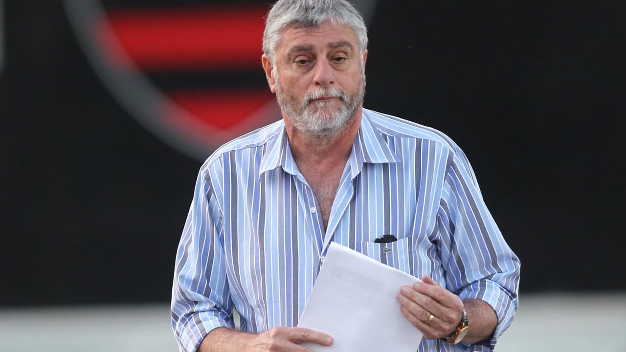 Flamengo demite José Luiz Runco após vazamento de mensagem sobre De La Cruz.