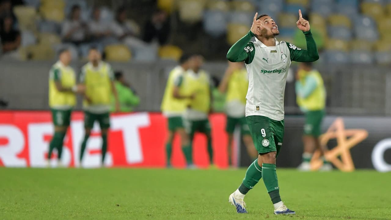 Vitor Roque destaca superação no Palmeiras após sacrifícios no time.
