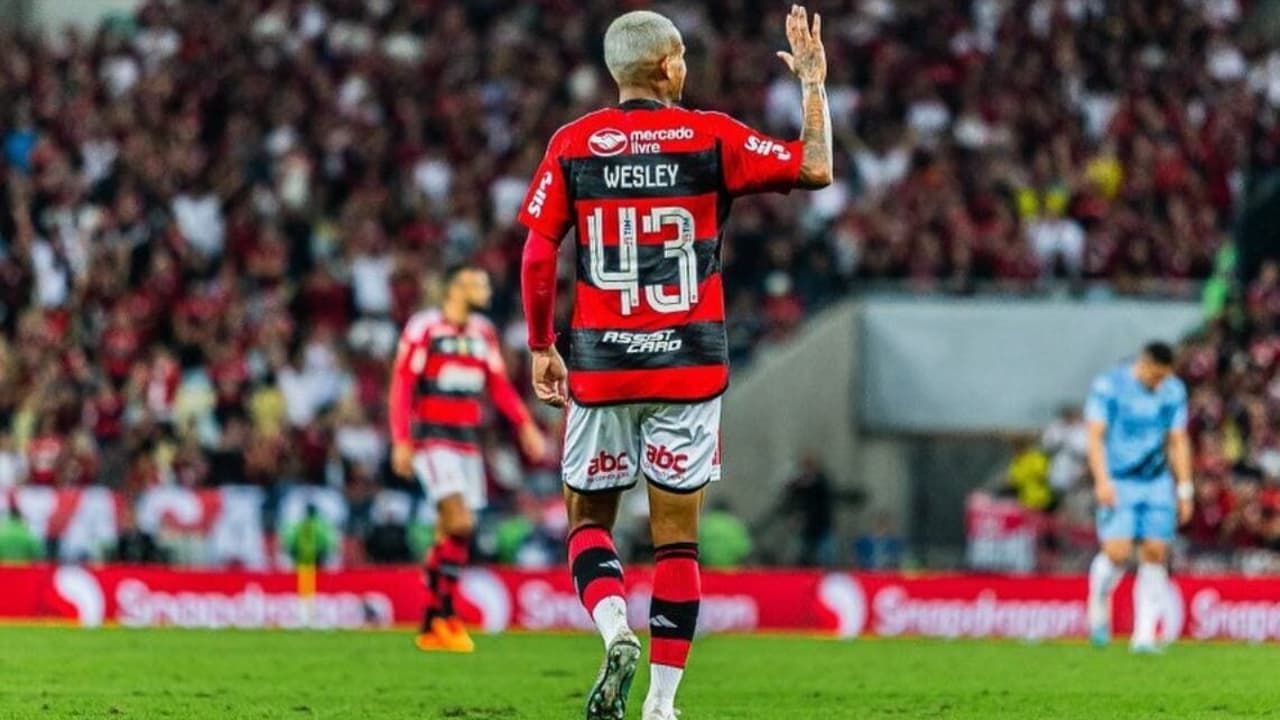 Desembarque de Wesley em Roma: jogador ex-Flamengo é aclamado pela torcida.