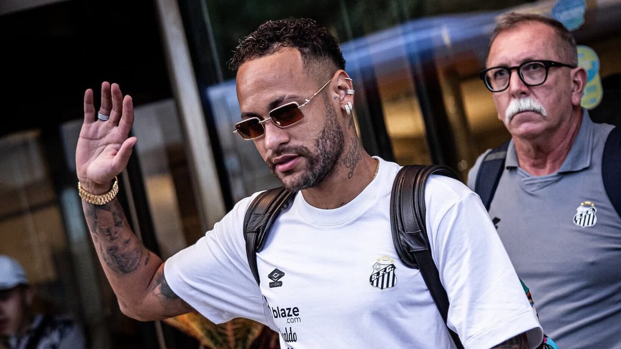 Neymar exibe presente que recebeu da CBF