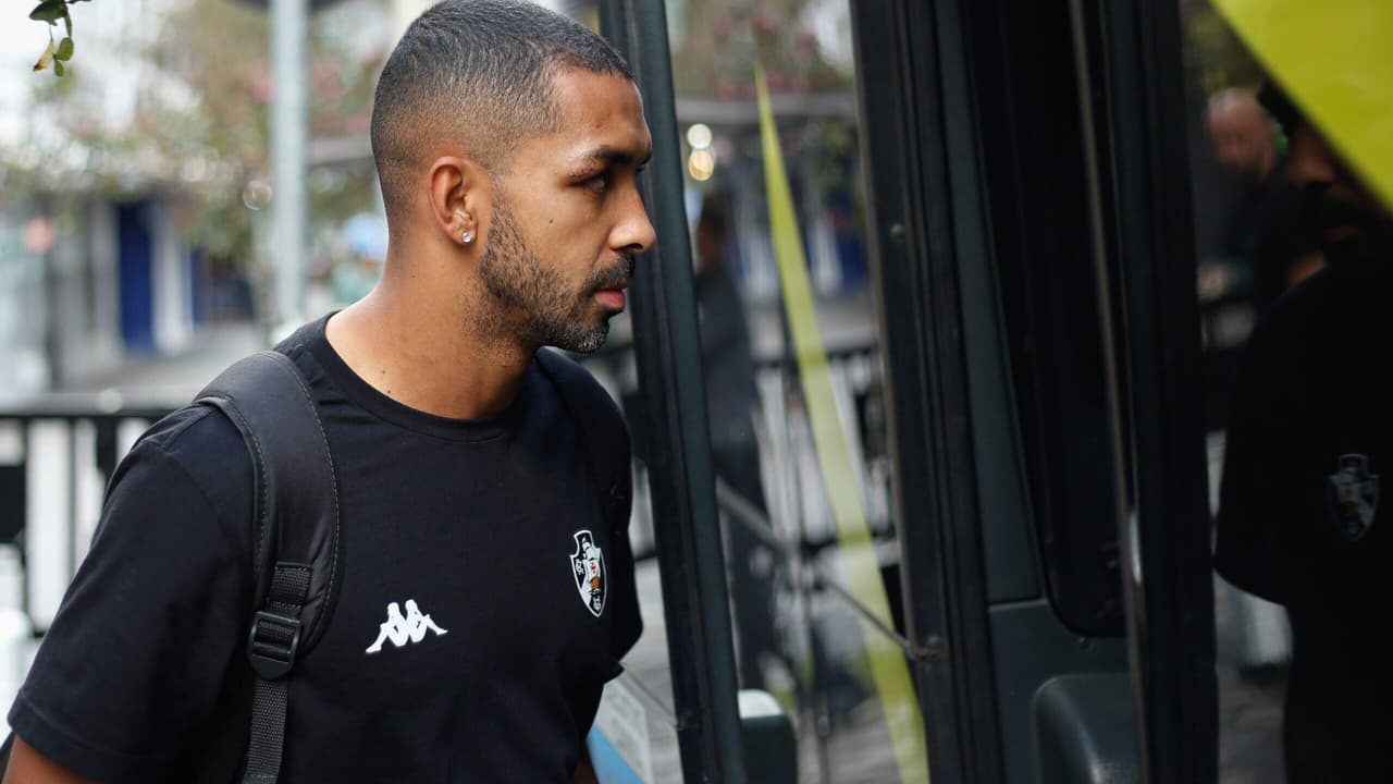 Paulo Henrique, do Vasco, mostra ferimento após choque com Lyanco