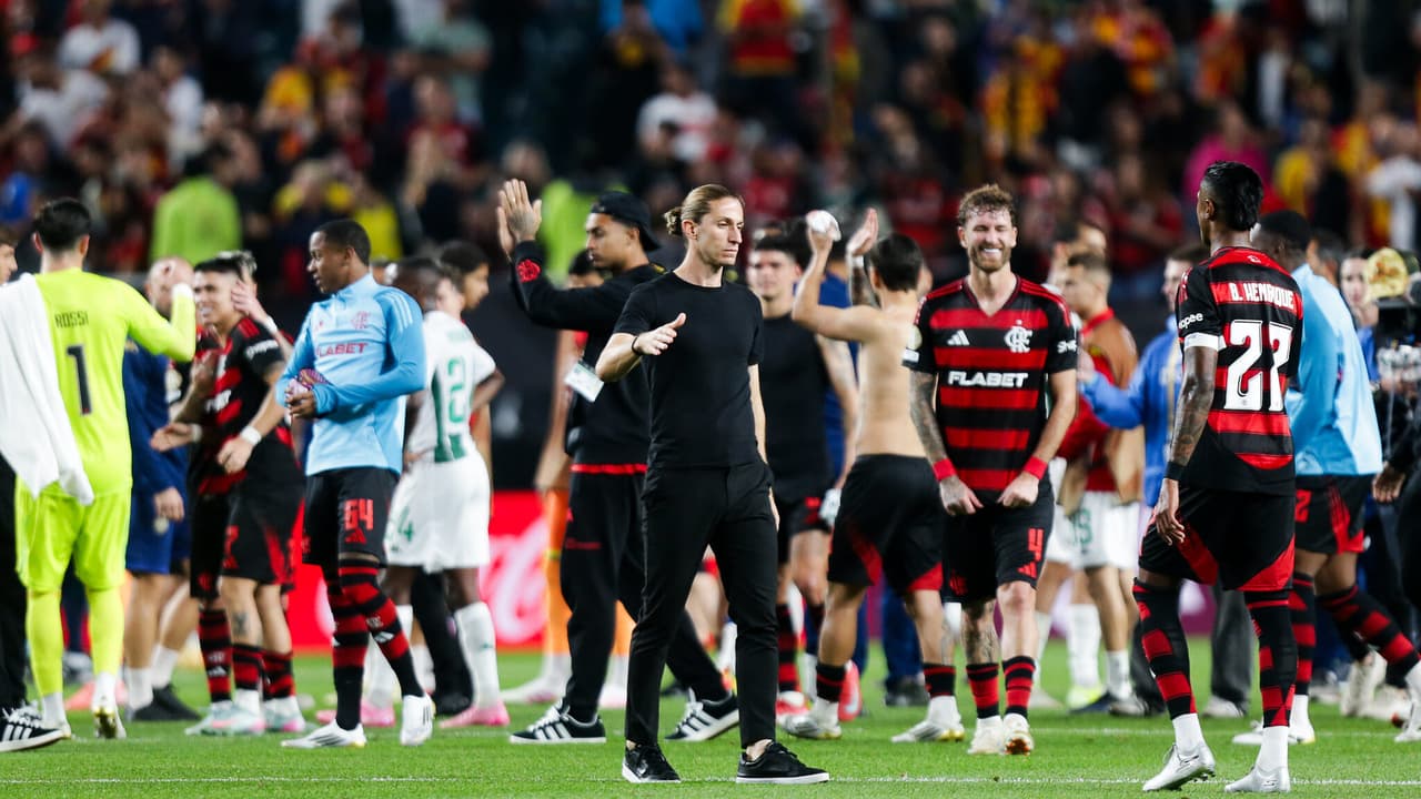 Filipe Luís reencontra torcida rubro-negra após eliminação como técnico do Flamengo