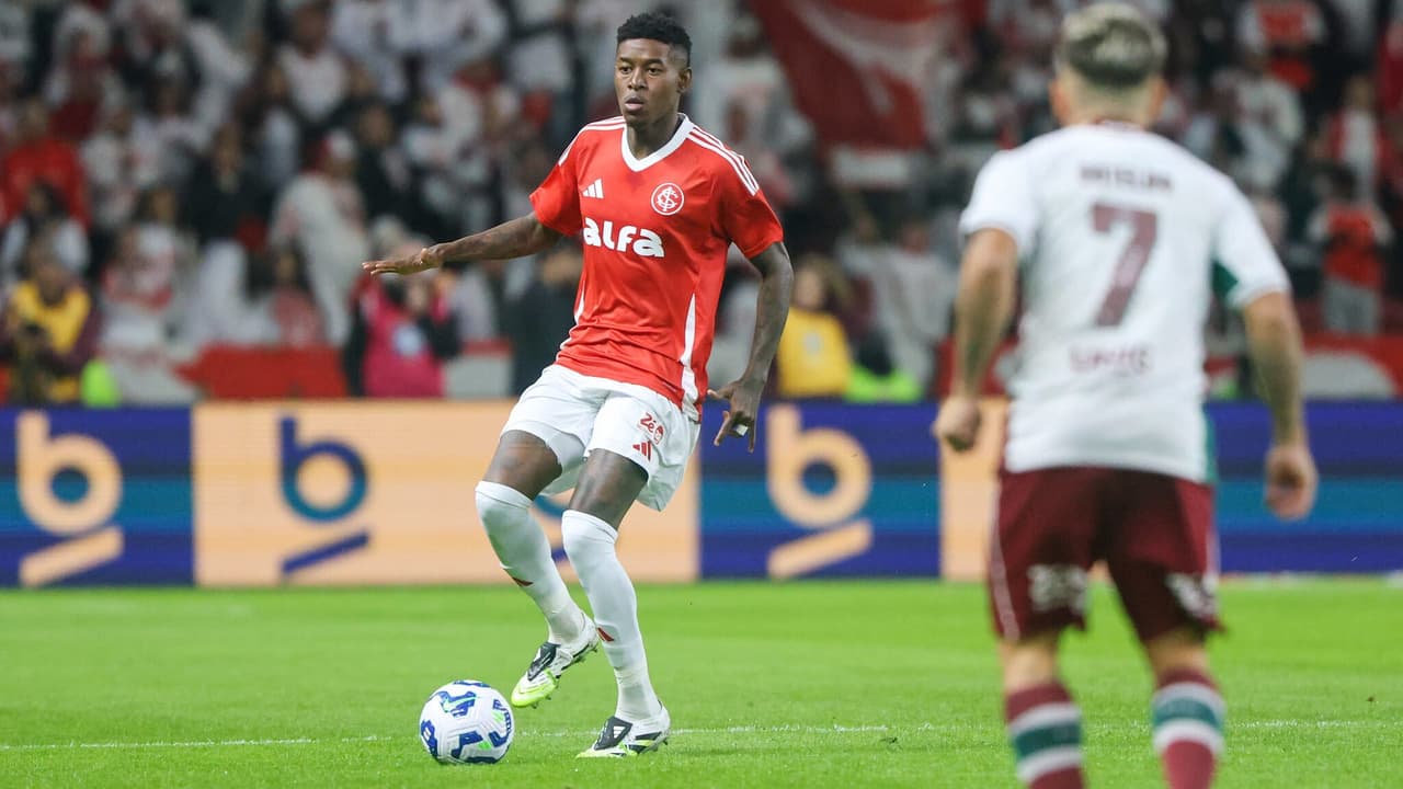 Retorno de Aguirre e Vitão reforça escalação do Flamengo contra o Internacional.