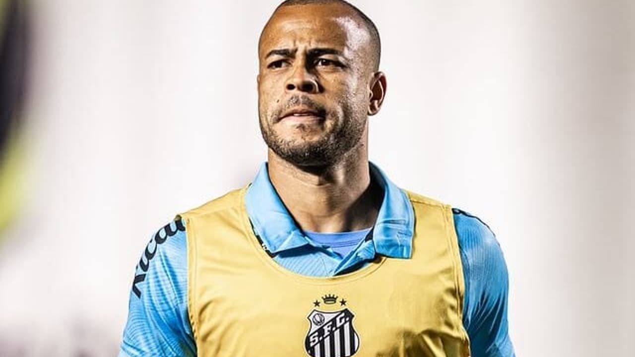 Mayke celebra estreia pelo Santos e projeta duelo contra o Cruzeiro: 'Impor nosso jogo'