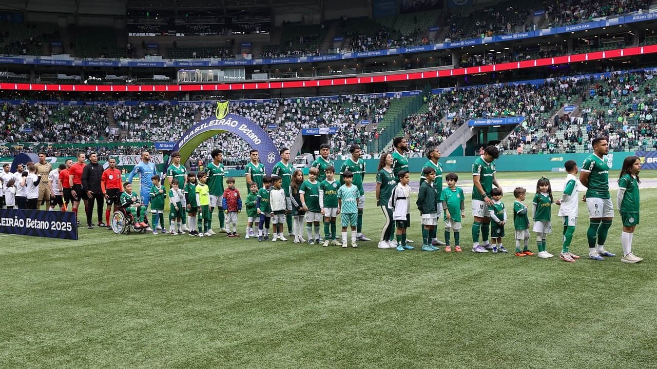 Ex-jogador destaca qualidade de titular do Palmeiras, porém alerta equipe sobre deficiências.