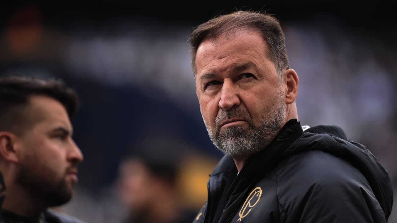 Corinthians supera Flamengo em grandeza, afirma Augusto Melo.