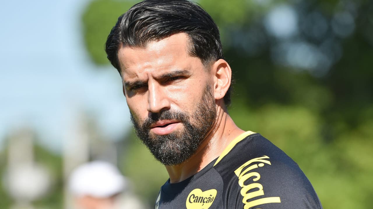 Aos 37 anos, Tomás Rincón acerta nova renovação com o Santos