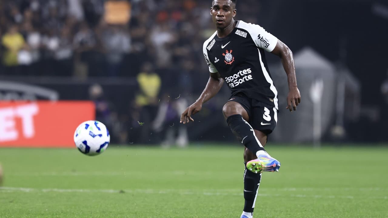 Corinthians pode ser punido com transfer ban por dívida de Félix Torres.