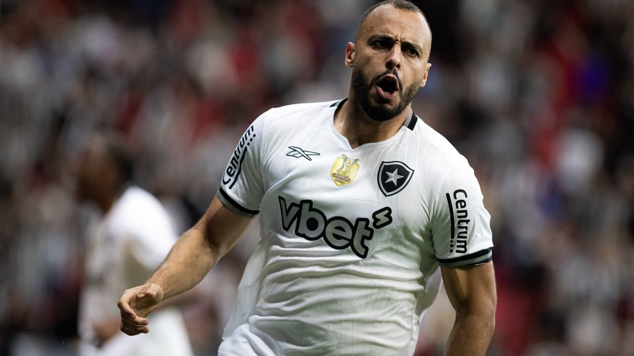 Jogador do Botafogo comenta puxão em companheiro: 'foi mal'