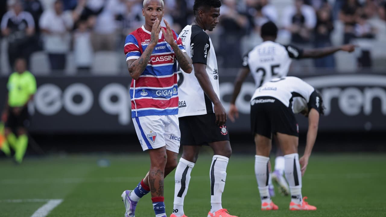 Deyverson causa polêmica em jogo entre Corinthians e Fortaleza: reações surpreendem torcedores.