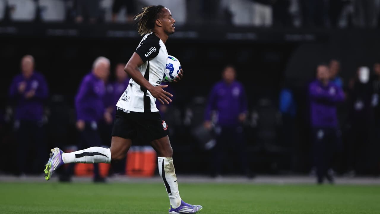Torcida corintiana envia mensagem após empate no Campeonato Brasileiro.