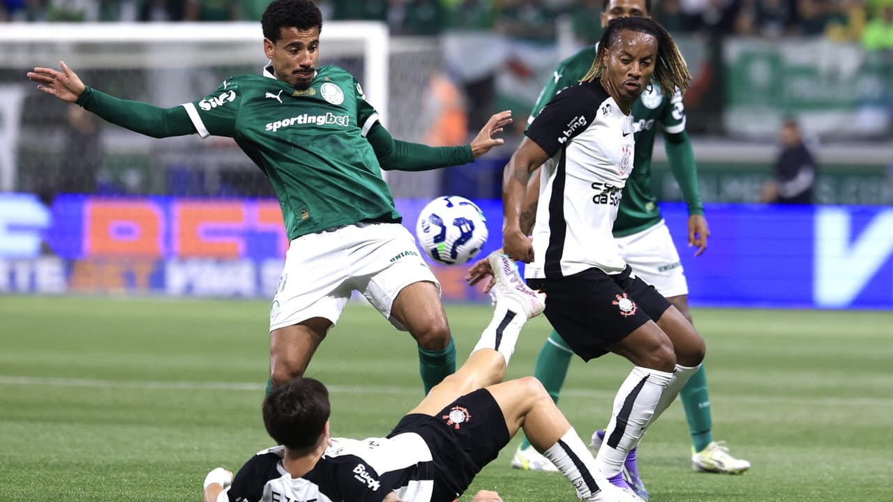 Carrillo passa por cirurgia e é desfalque no Corinthians após lesão.