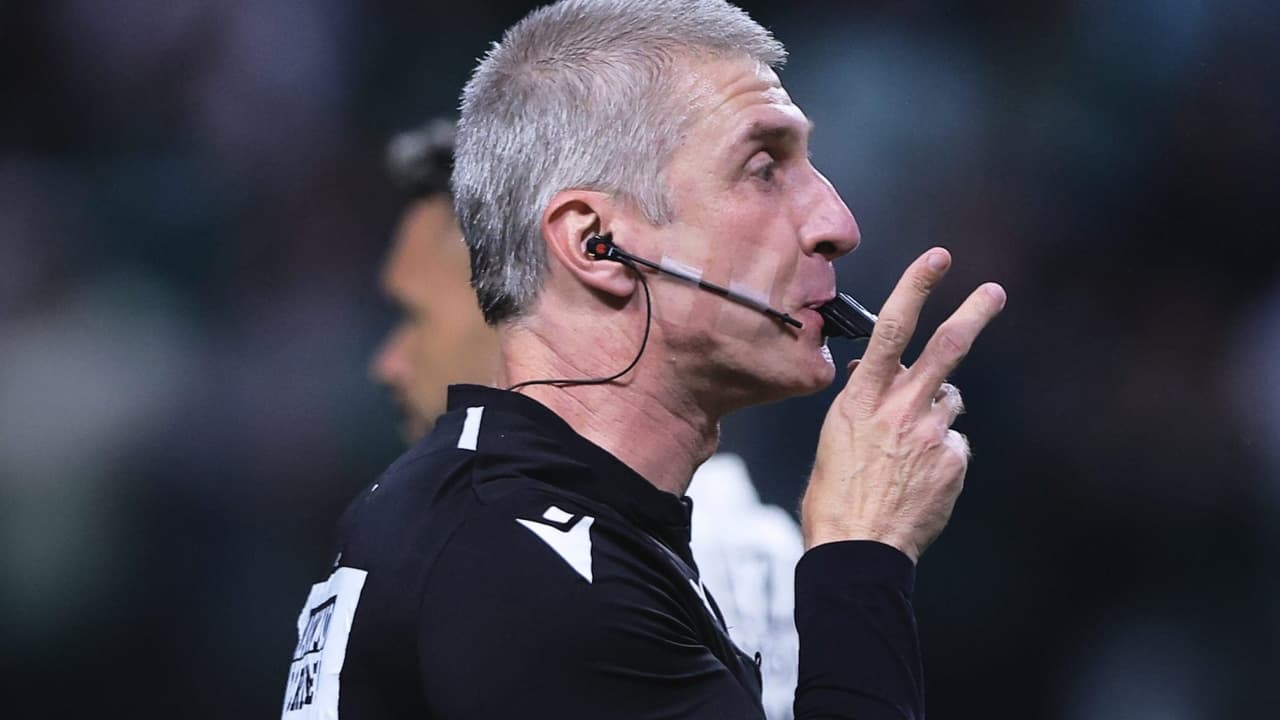 Atitude de Daronco durante jogo entre Palmeiras e Corinthians chama atenção.