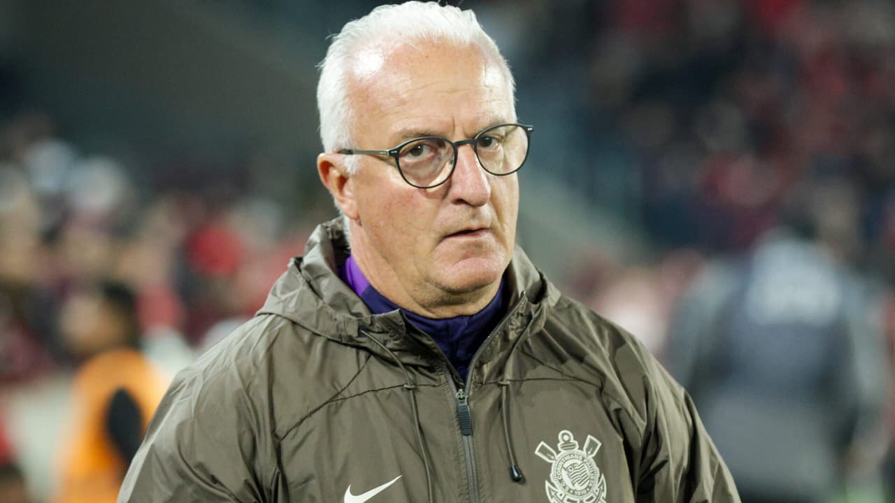 Dorival escolhe substituto de Matheuzinho para clássico contra o Palmeiras