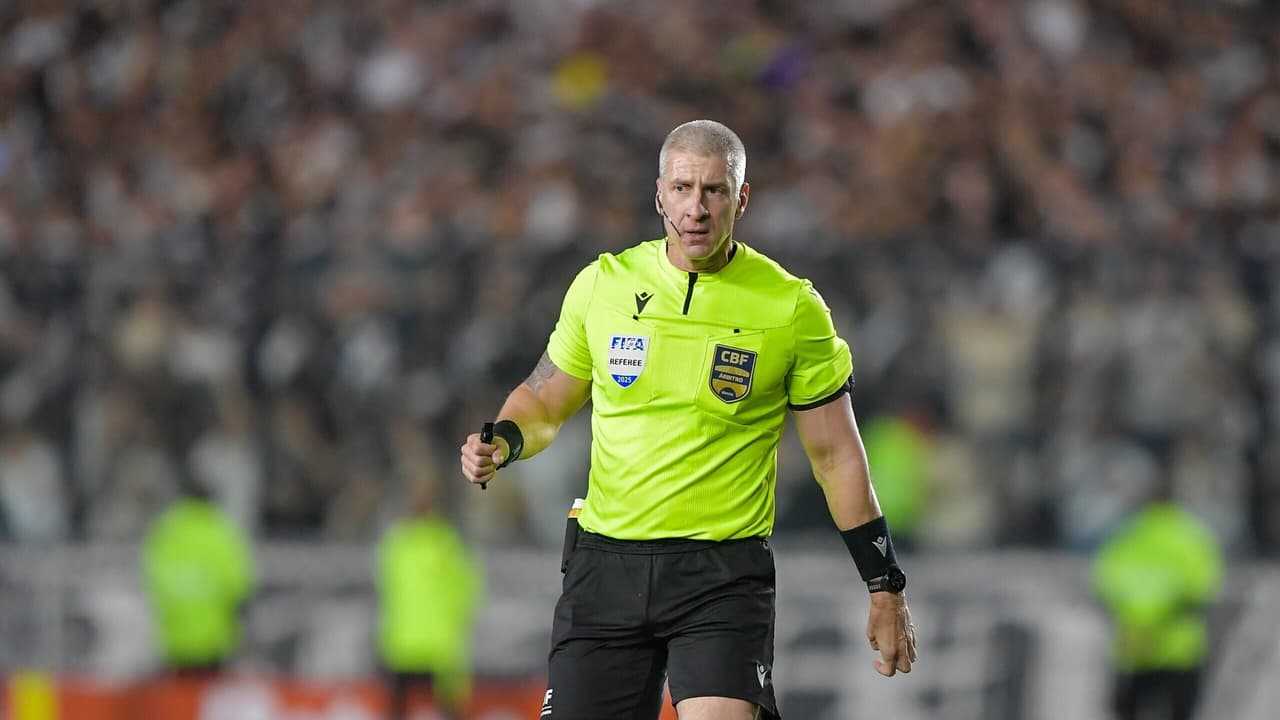 Lance inusitado envolvendo Daronco em Vasco x Botafogo viraliza: 'Não foi expulso?'