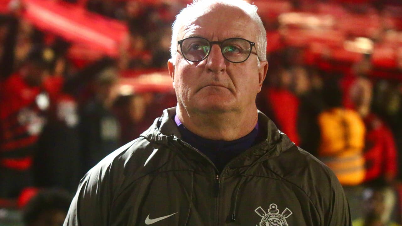 Titular do Corinthians deixa campo sentido dores e Dorival expressa preocupação