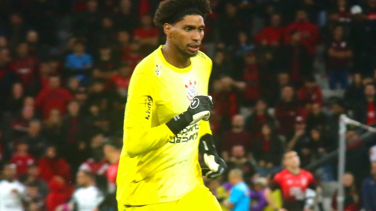 Hugo Souza sofre agressão de vândalo após jogo entre Corinthians e Athletico