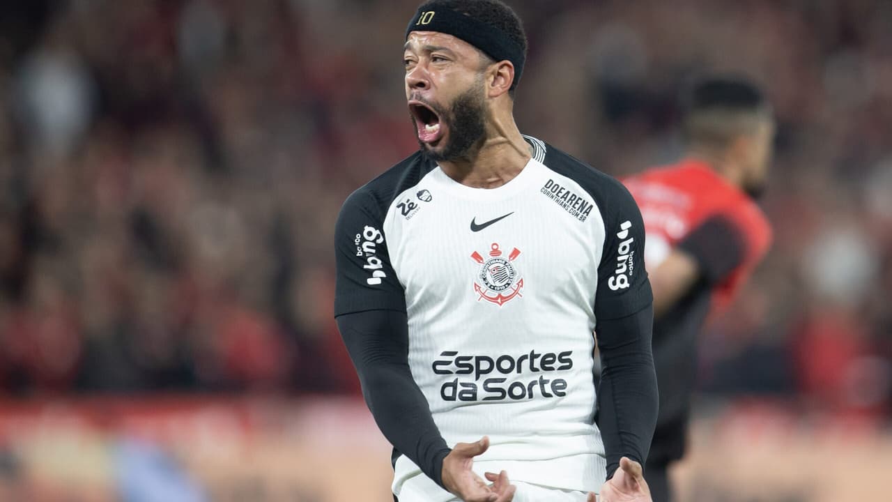 Memphis Depay critica grama sintética da Arena da Baixada: 