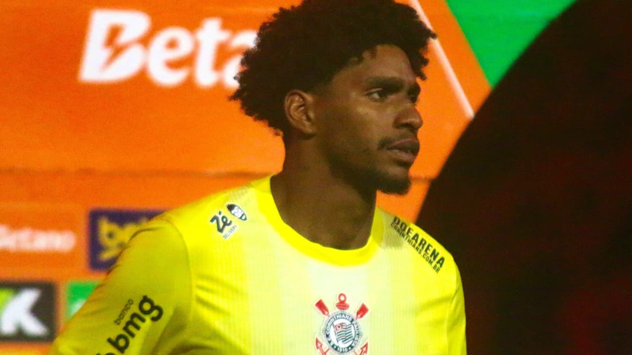 Internautas comparam ataque a Hugo Souza com passado de Cássio no Corinthians