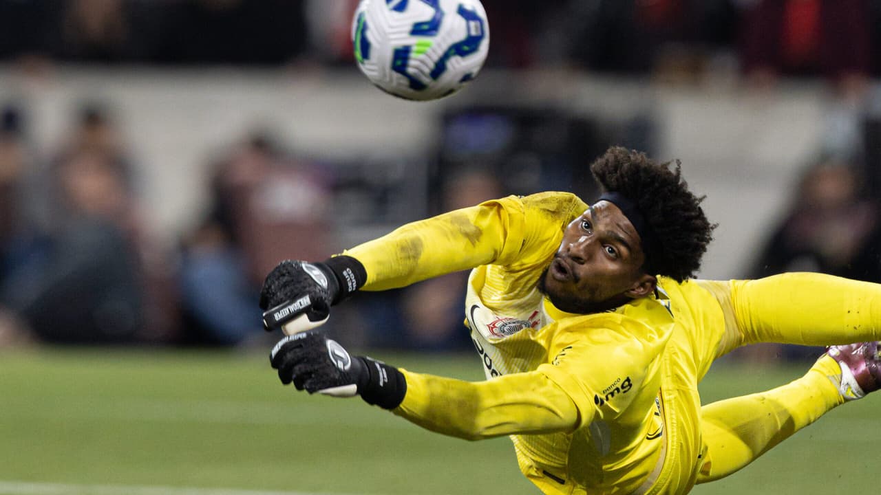 Hugo Souza responde a jornalista sobre invasão em jogo do Corinthians