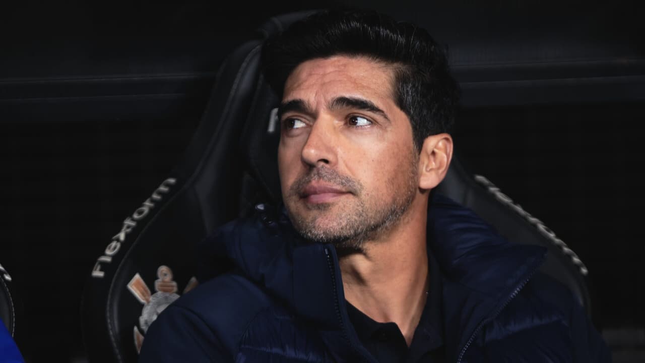 Abel critica a arbitragem, é punido com cartão e ficará suspenso no Brasileirão