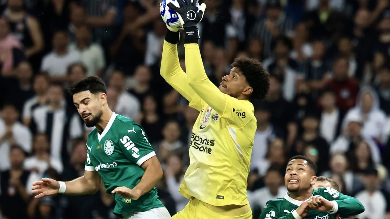 Hugo Souza comenta reencontro emocionante da torcida do Corinthians com Carlos Miguel
