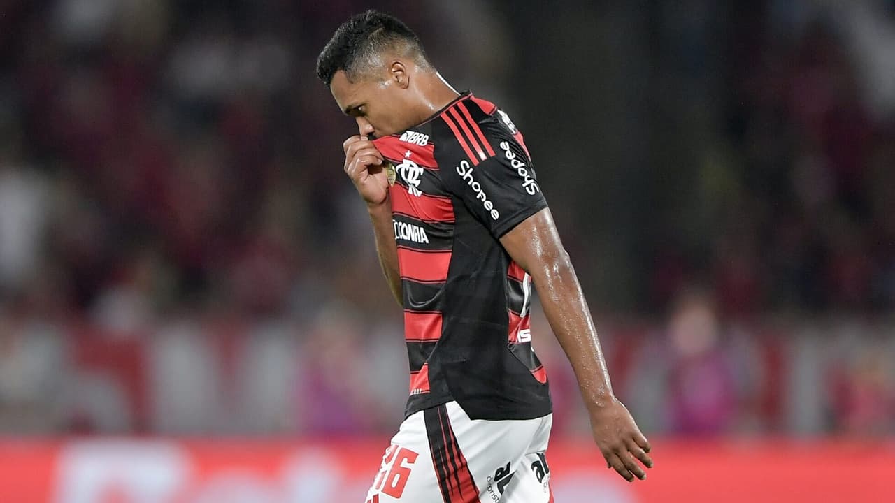 Flamengo define novo substituto para Alex Sandro após lesão do jogador