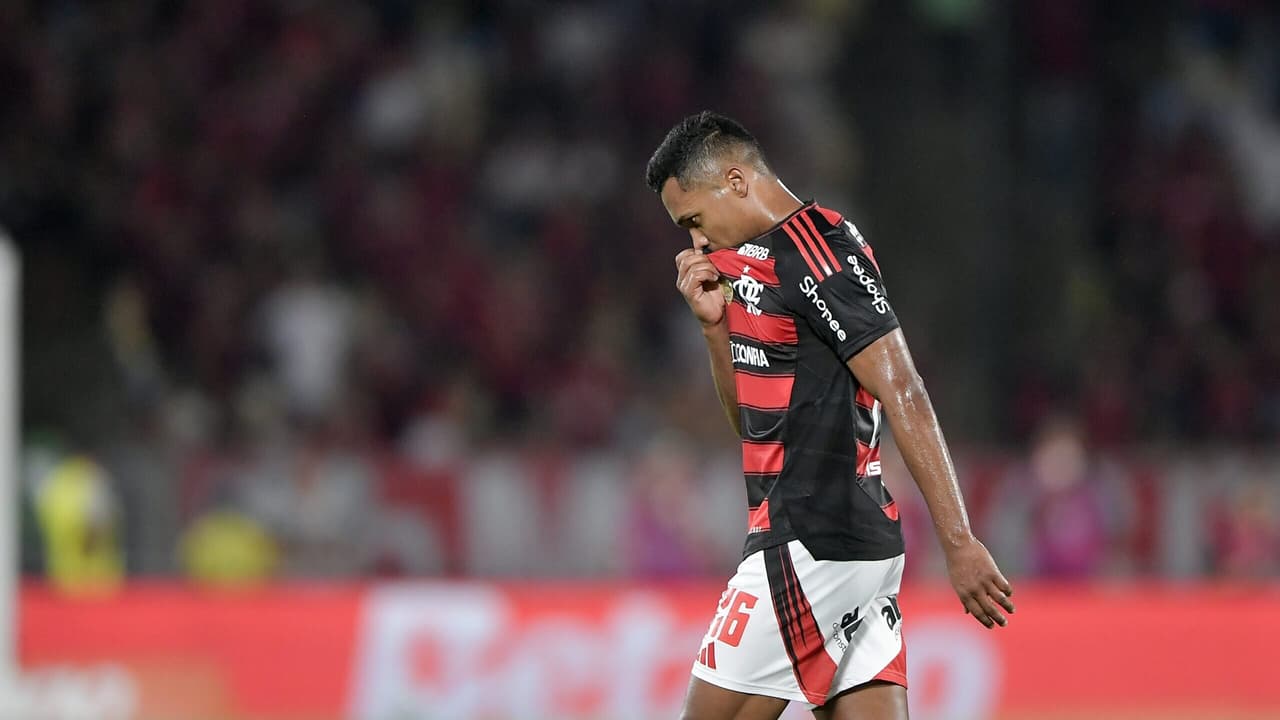 Alex Sandro deixa partida contra o Flamengo sentindo dores; clube esclarece situação
