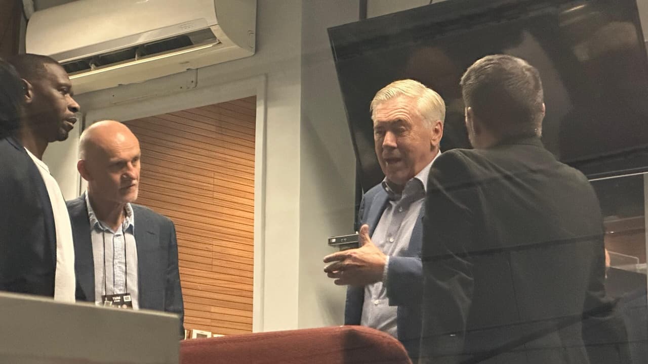 Técnico da seleção brasileira prestigia Flamengo x Internacional no Maracanã.