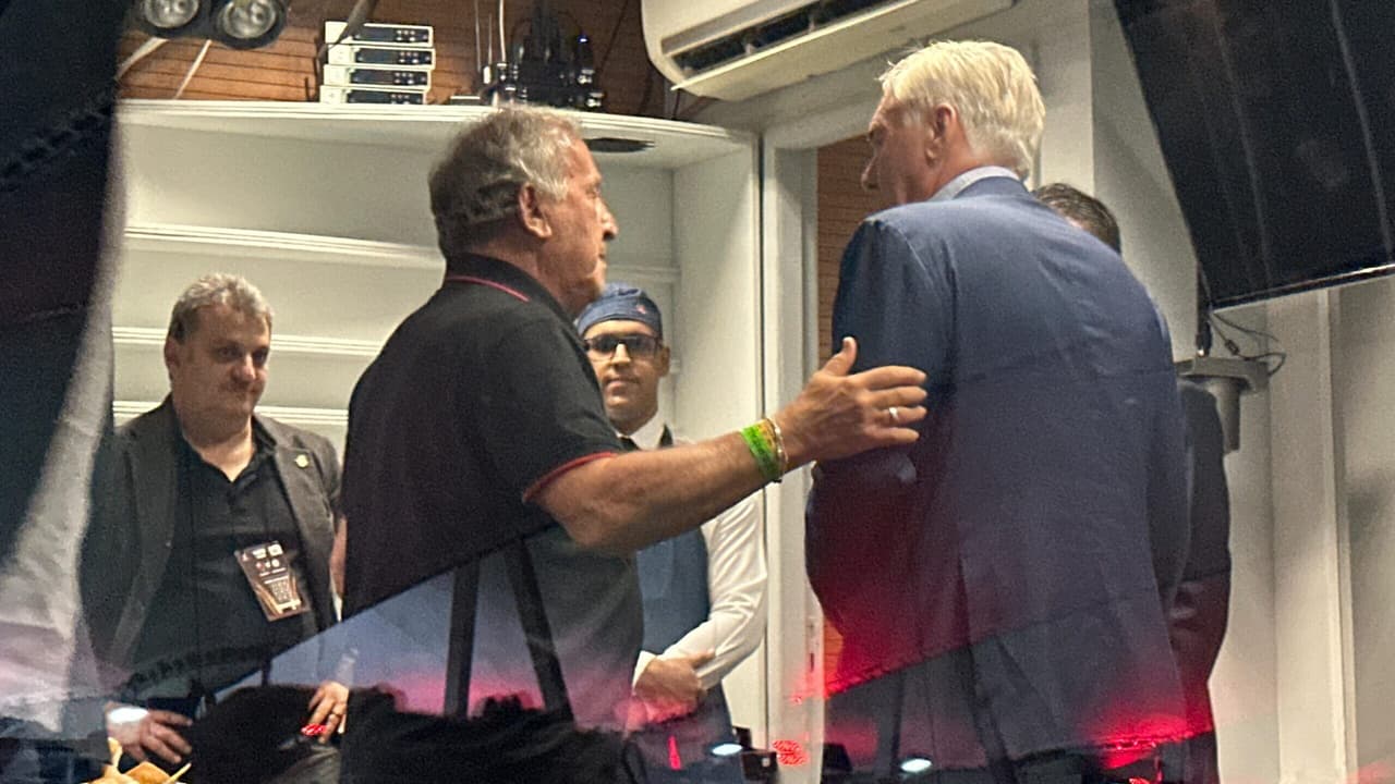 Encontro entre Zico e Ancelotti no Maracanã durante jogo entre Flamengo e Internacional.