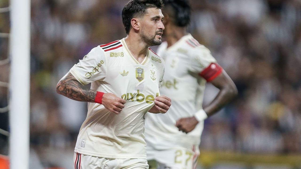 Arrascaeta deixa jogo com dores e preocupa Flamengo: problema para equipe.