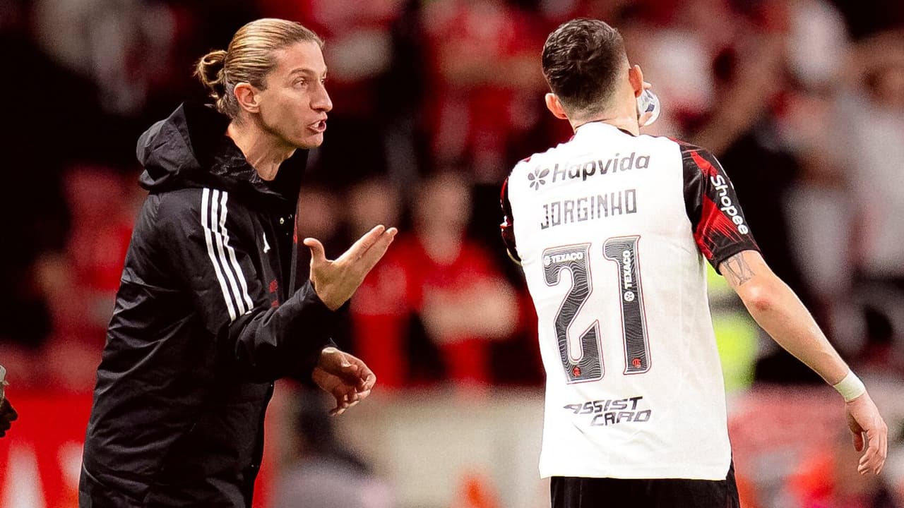 Filipe Luís valoriza classificação na Libertadores e evita comparação com Jorge Jesus.