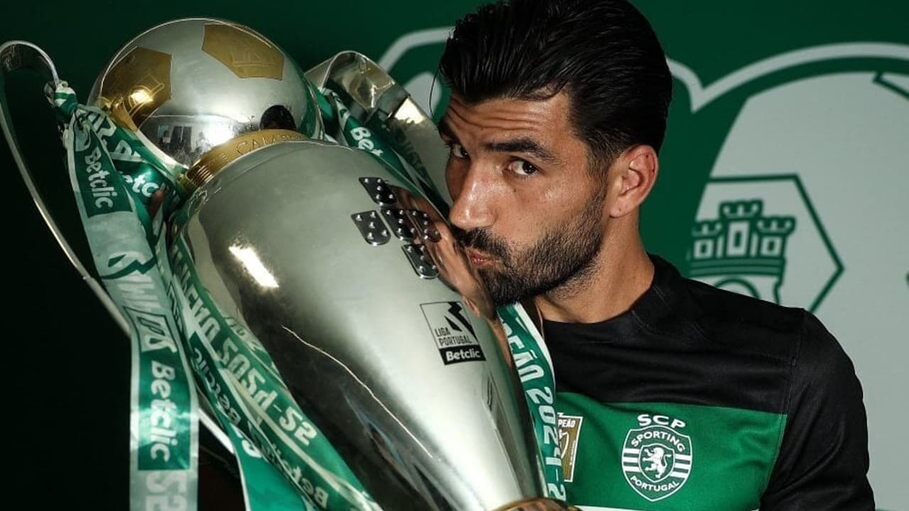 Lateral português é oferecido ao Corinthians, que prega cautela no mercado.