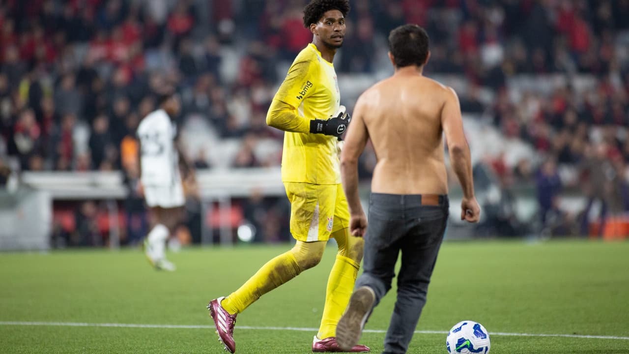 Torcedor que agrediu Hugo Souza se apresenta à polícia após jogo entre Athletico e Corinthians